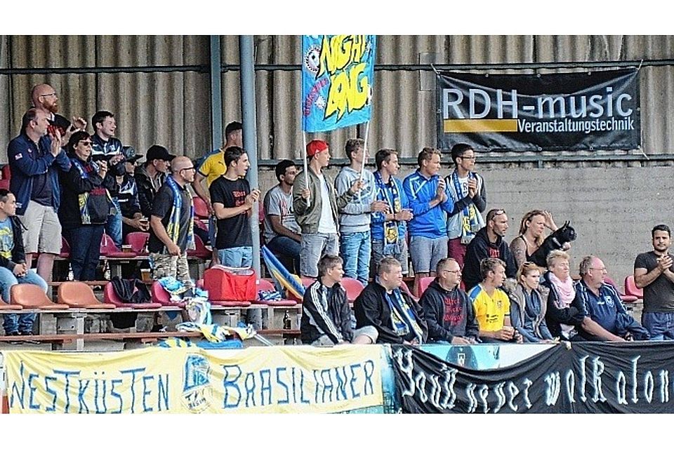 Westküsten-Brasilianer: Die Ultras des TSV Büsum wollen auch in der Verbandsliga Flagge zeigen.gkn