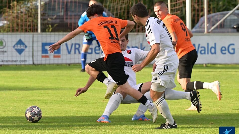 Der SV Türk Gücü Straubing (orange Trikots) muss nochmal beim SV Auerbach ran 