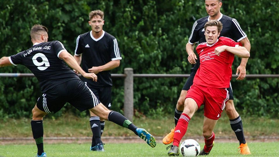 Matthias Ecker (rot, hier im Spiel gegen FC Alte Haide-DSC) wird ab Sommer im Dress des Kirchheimer SC auflaufen. Die letzten drei Spielzeiten verbrachte der Defensiv-Allrounder beim FC Finsing.  Christian Riedel