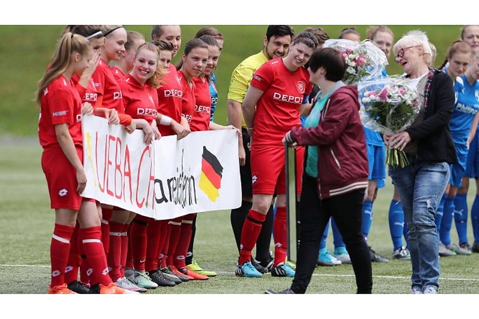 Mit einem lachenden und einem weinenden Auge verabschieden sich Mannschaft und Verantwortliche von Lena Uebach (links). Foto: rebe