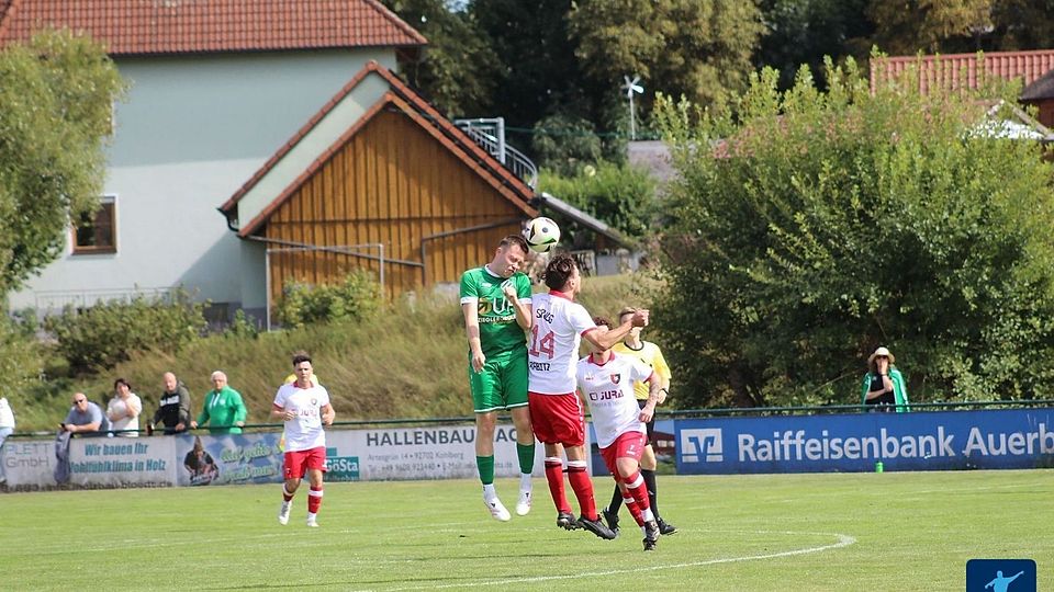 Mit großer Leidenschaft und beeindruckendem Einsatzwillen knöpfte der SV Kohlberg (in Grün) dem Spitzenreiter aus Trabitz (in Weiß-Rot) einen Zähler ab.