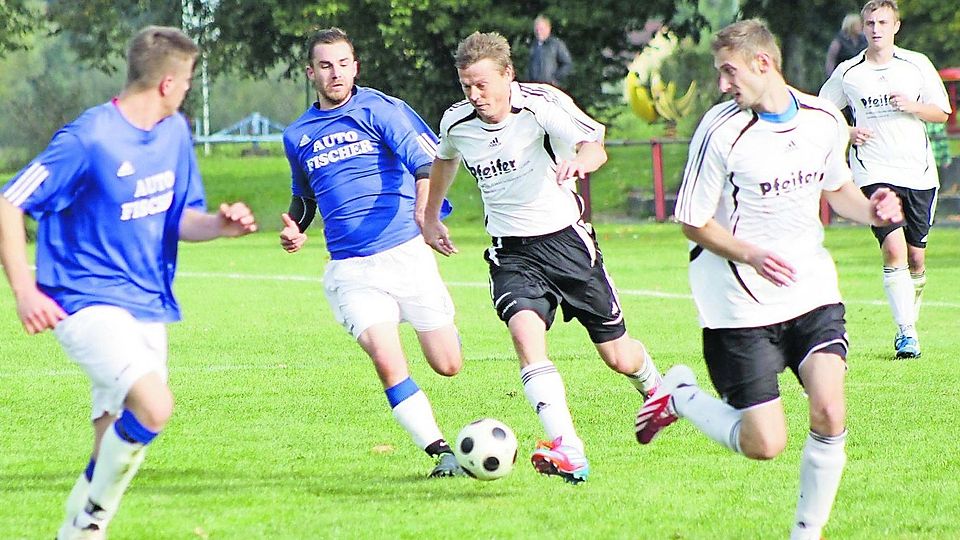 Pettensiedel (blaue Trikots) hatte dem Sturmlauf des FC Stöckach (in weiß) nichts entgegenzusetzen (F.: Maxbauer).