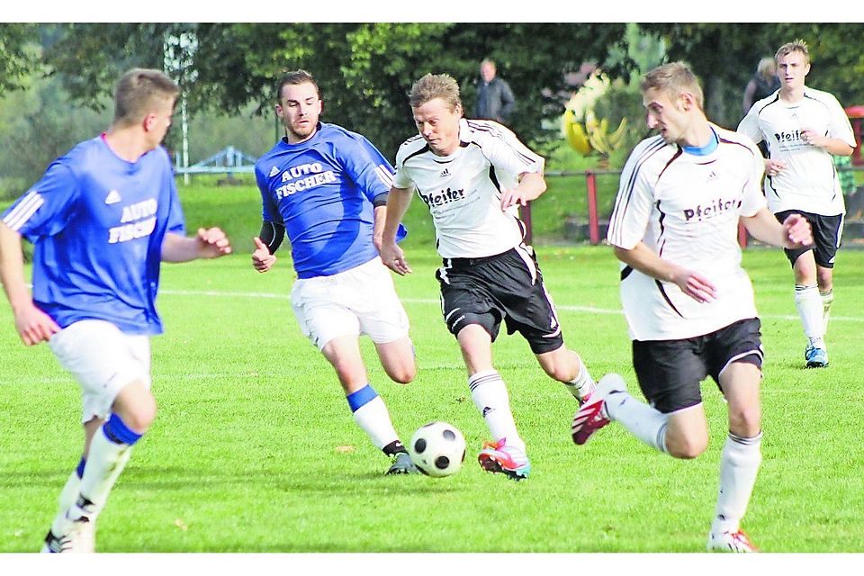 Pettensiedel (blaue Trikots) hatte dem Sturmlauf des FC Stöckach (in weiß) nichts entgegenzusetzen (F.: Maxbauer).