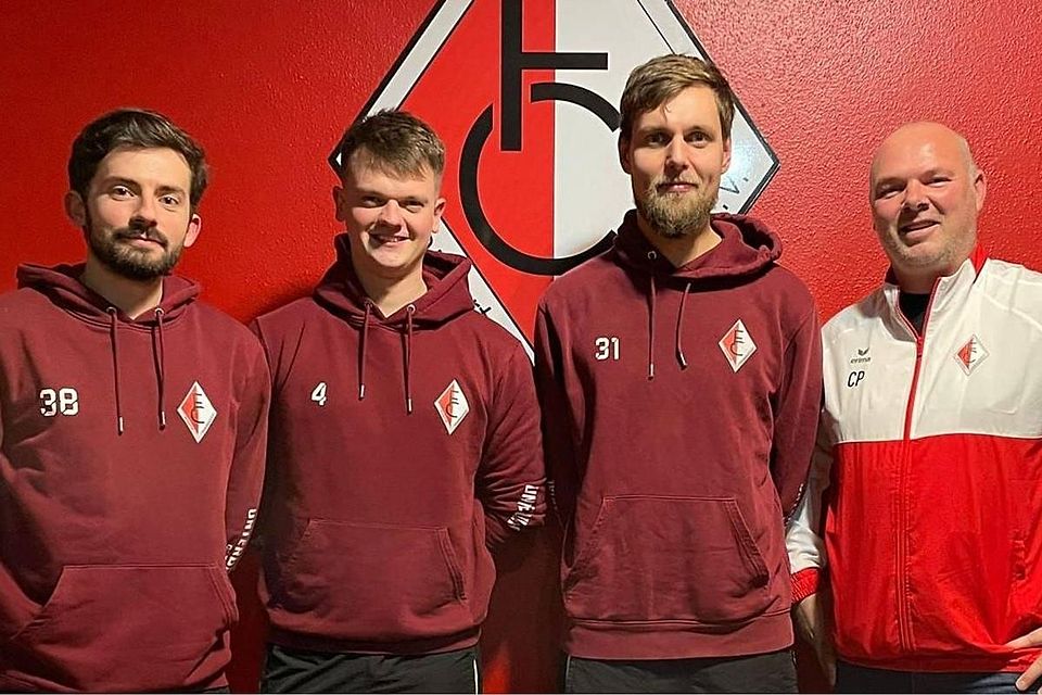 Die Trainer Jonas Strahsen, Florian Schillmeier und Florian Danhofer sowie Fußballchef Christian Stanglmeir.
