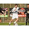Tim Junker (am Ball) erzielt der erste Führung für seine Farben und jubelt am Ende mit seinen Kollegen vom SSC Burg über einen 3:1-Auftaktsieg gegen den FC GErmania Okriftel. © Isabel Althof