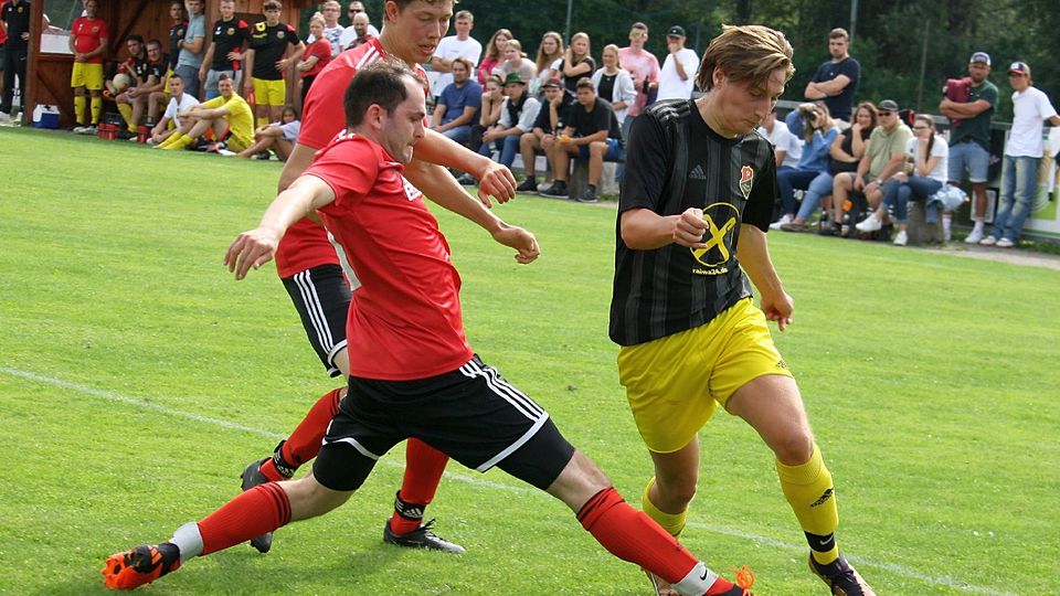 Durchgesetzt haben sich die SF Egling-Straßlach um Maximilian Dissiger (re.) im Derby gegen den SC Deining mit Markus Repert (vorne) und Michael Bauer (hinten).