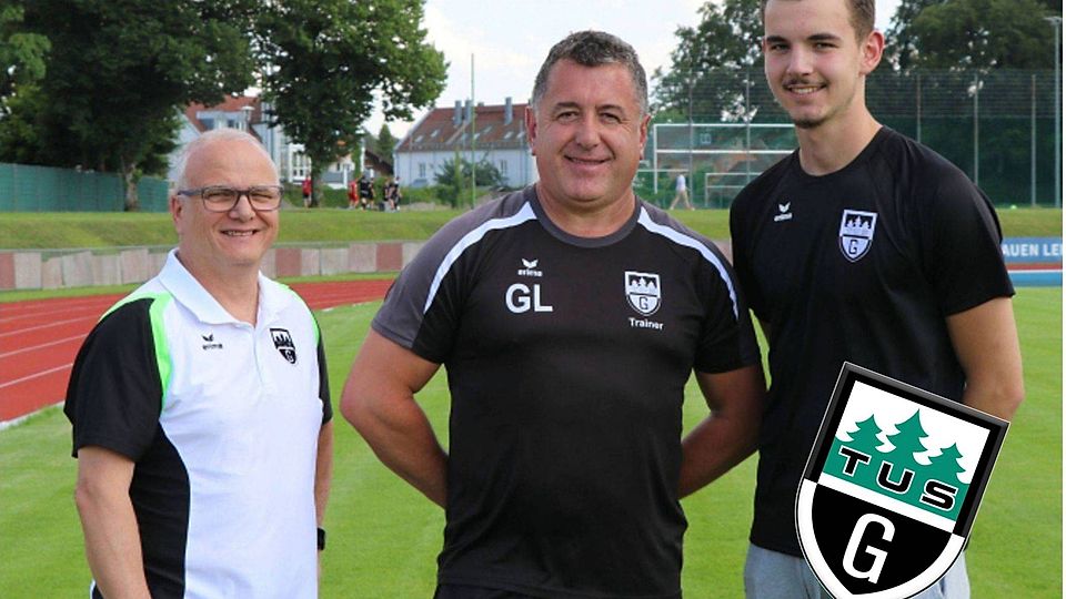 Freuen sich über den großartigen Erfolg: (v. li.) TuS-Jugendleiter Bernd Meier, Gzim Lajqi (Trainer der U19) und sein Sohn Leonardo Lajqi (Kapitän der U19). TuS Geretsried