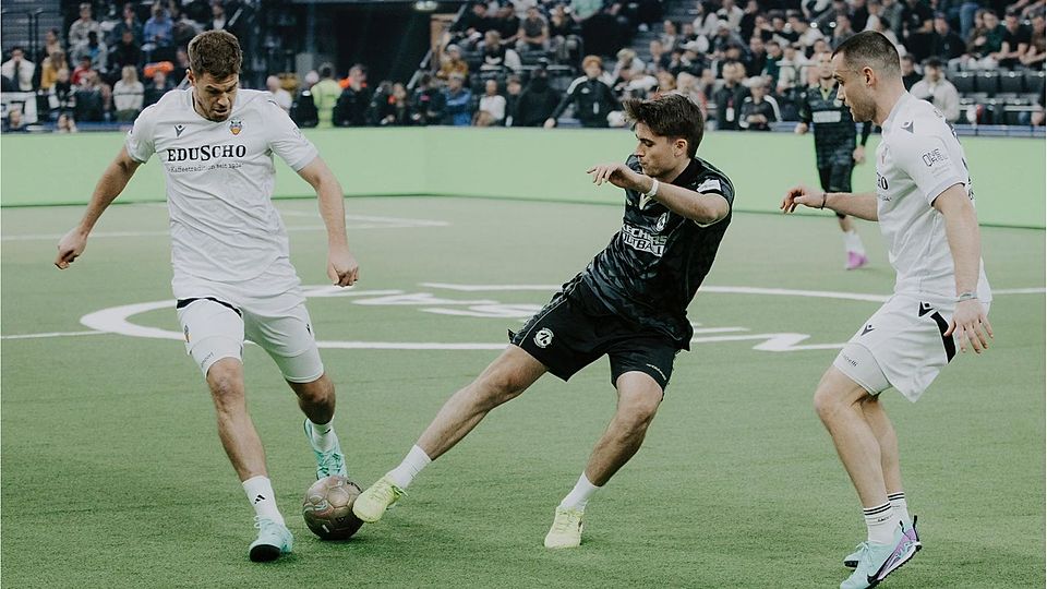 Normalerweise spielt Hendrik Hebbeker für den FC Unterstrass auf der Steinkluppe. Zwischendurch werden seine fussballerischen Künste in der Icon League von Tausenden per Stream verfolgt - wie hier gegen Ex-Schalke- und Stuttgart-Stürmer Simon Terodde. 