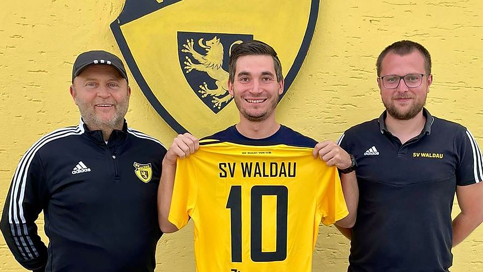 Trainer Hans-Jürgen Linge (l.) und Abteilungsleiter Lukas Woldrich (r.) nehmen Neuzugang Jürgen Zitzmann in ihre Mitte.