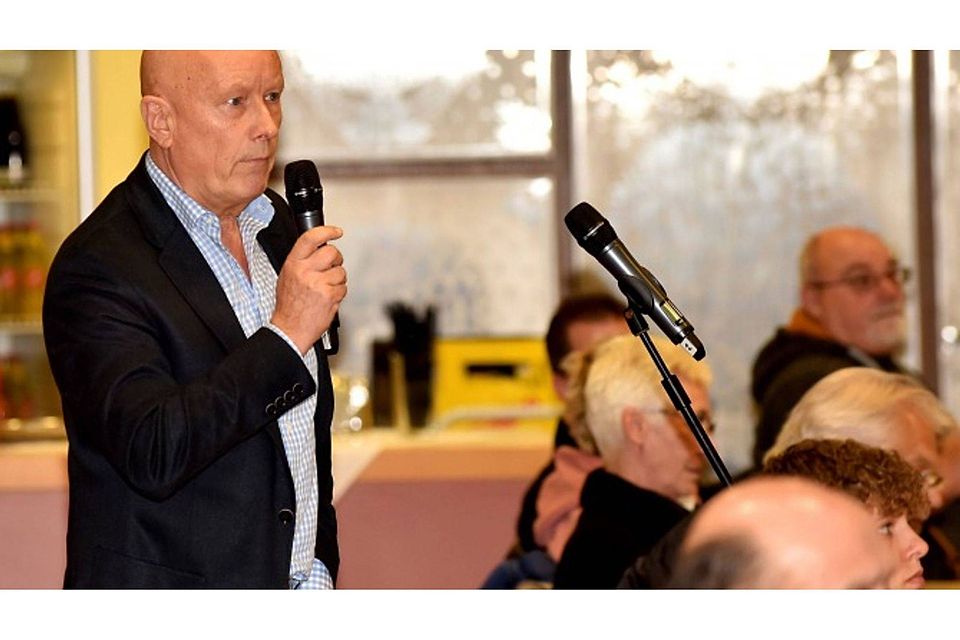 Siegens ehemaliger 1. Vorsitzender Rolf Steinemann stellte den jetzigen Verantwortlichen die "Fusionsfrage". Foto: fst