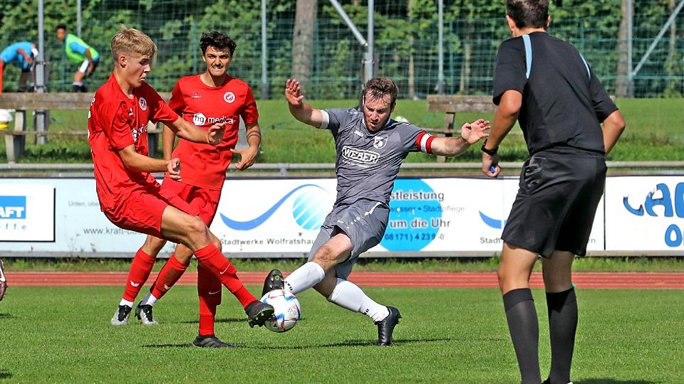 Unentschieden endete das Spitzenspiel in der Bezirksliga zwischen Wolfratshausen und Raisting. In dieser Szene stoppe BCF-Kapitän Ralf Schubnell (re.) einen Pass von Benedikt Steckele.