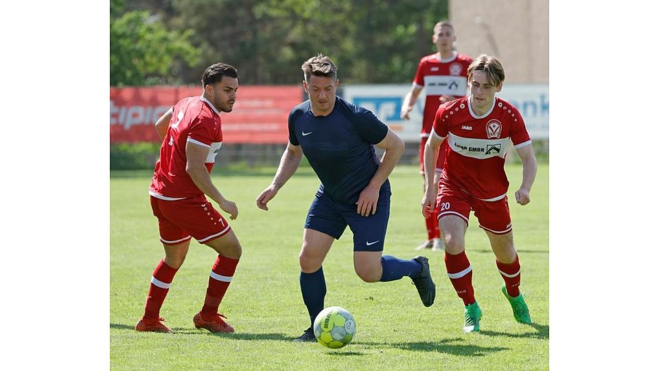 Ab durch die Mitte: So sehr sich die TSG Messel (Mitte Markus Jakobi) auch mühte, an der Spvgg Seeheim-Jugenheim (links David Costanzo, rechts Finn Budnik) war im Kreisoberliga-Vergleich nicht beizukommen.	Foto: Peter Henrich