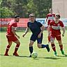 Ab durch die Mitte: So sehr sich die TSG Messel (Mitte Markus Jakobi) auch mühte, an der Spvgg Seeheim-Jugenheim (links David Costanzo, rechts Finn Budnik) war im Kreisoberliga-Vergleich nicht beizukommen.	Foto: Peter Henrich