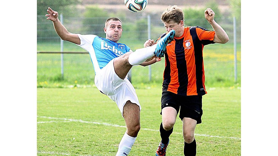 Au Backe: Der Allendorfer Benjamin Weber erwischt erst den Ball und dann den bedauernswerten Grüninger Nils Jung.	Fotos (3): Heli