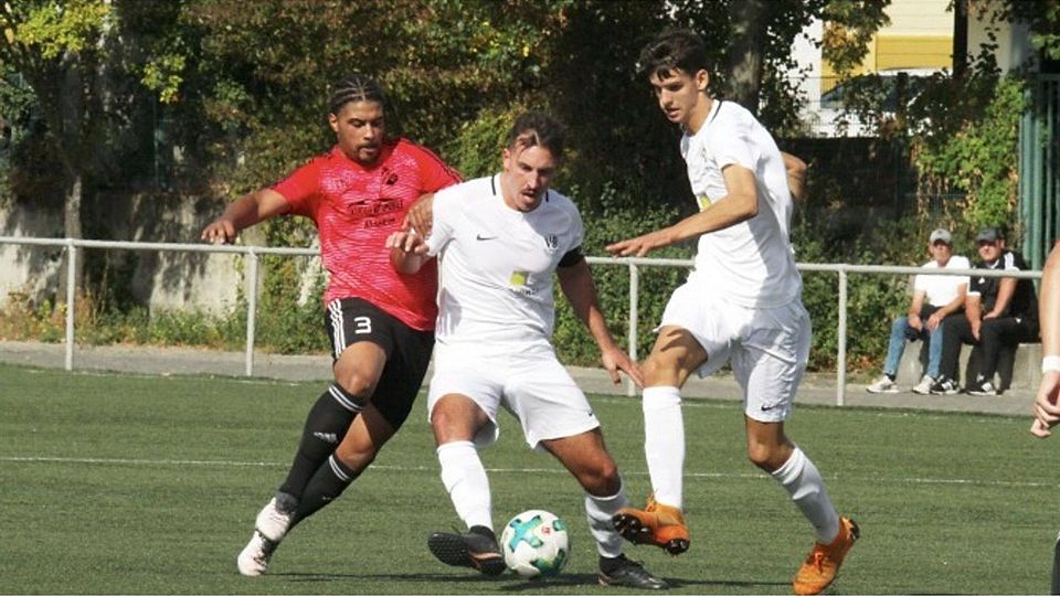 Marco Bergmann (Mitte) fühlt sich in Bodenheim wohl und lehnte vor der Saison ein Angebot aus der Verbandsliga ab.  Archivfoto: hbz/Jörg Henkel