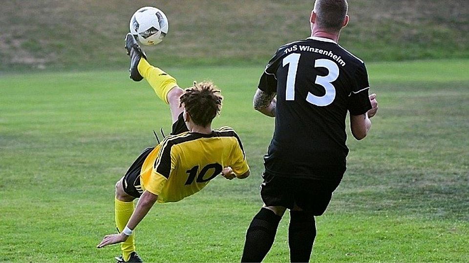 Abgehoben: Spabrückens Elia Simmonds setzt zum Fallrückzieher an. Er erzielte zwei Treffer beim 6:0-Sieg über Winzenheim. F: Bohr