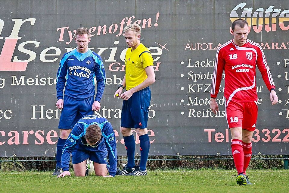 Keine gelbe Karte: Nach Foul an Unions Paul Kahler lässt Schiedsrichter Sebastian Ehmke weiterspielen. ©Thorsten Schnabel