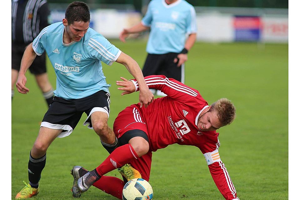 Jens Nägele (rotes Trikot) hat mit dem SV Arnach beim Tabellenführer SV Gebrazhofen gewonnen. Archivfoto: Josef Kopf