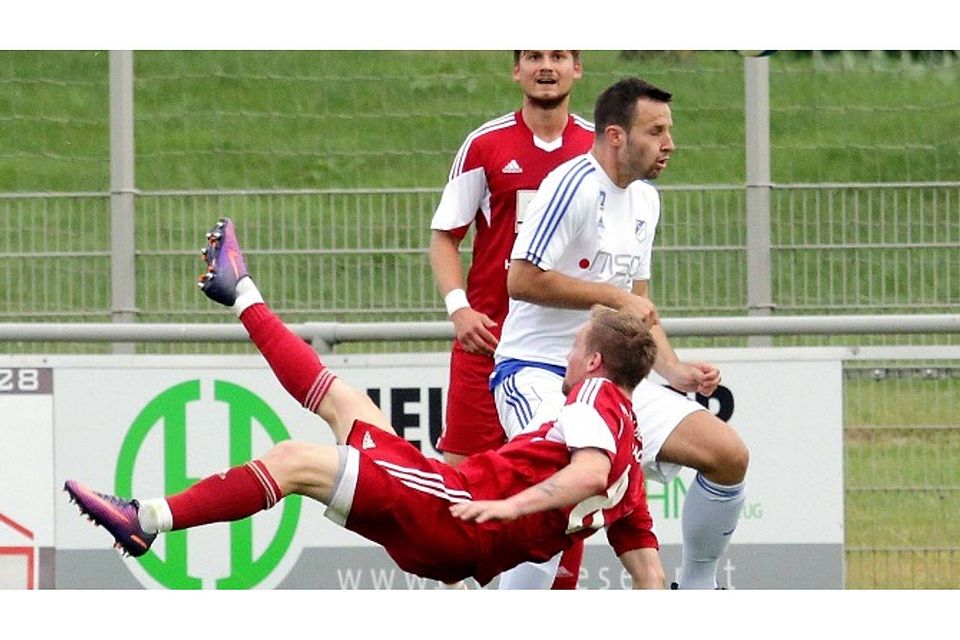 Ein heißer Tipp für das Tor der Saison: Gerrit Arzberger markierte mit einem Fallrückzieher das zwischenzeitliche 2:0 für den VfB Hallbergmoos. Foto: Lehmann