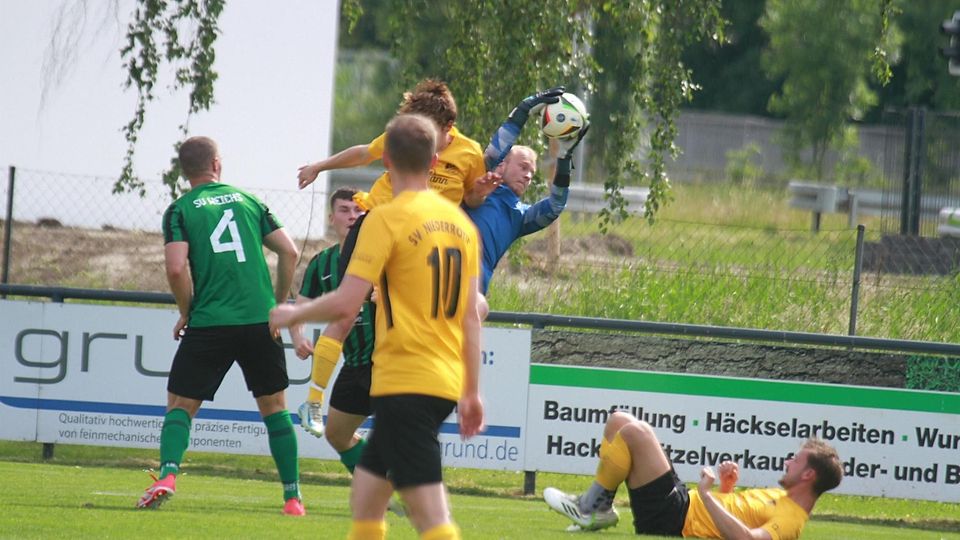 Da packt er zu: Der Weichser Torhüter Fabian Langer war in Niederroth bester Mann auf dem Platz.