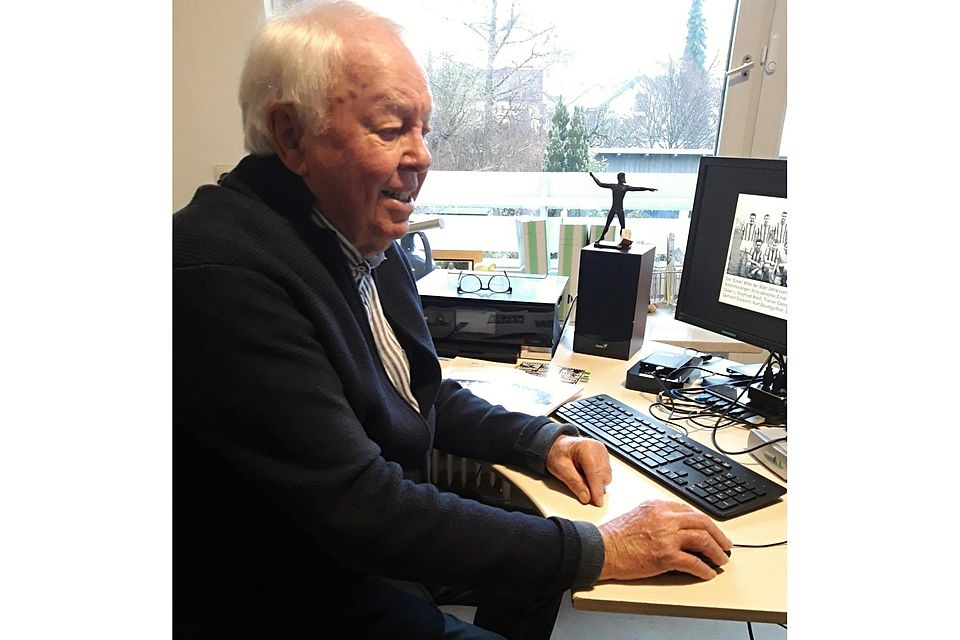 Am Schreibtisch: Peter Stilling arbeitet am ersten von zwei Filmen zum 70-jährigen Bestehen des FC Aschheim, er wird heute gezeigt.