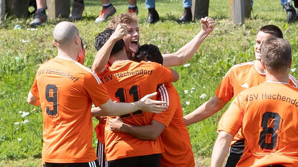 Nach nur wenigen Sekunden klingelte es im Kasten der Sportfreunde Breitbrunn. Thomas Steiner (3.v.l.) hatte für den TSV Hechendorf II im Derby das frühe 1:0 erzielt.
