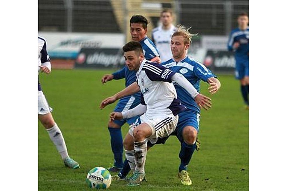 Eng am Mann: Moritz Steidten (rechts) könnte wie gegen Neumünster wieder im defensiven Mittelfeld spielen. Piet Meyer