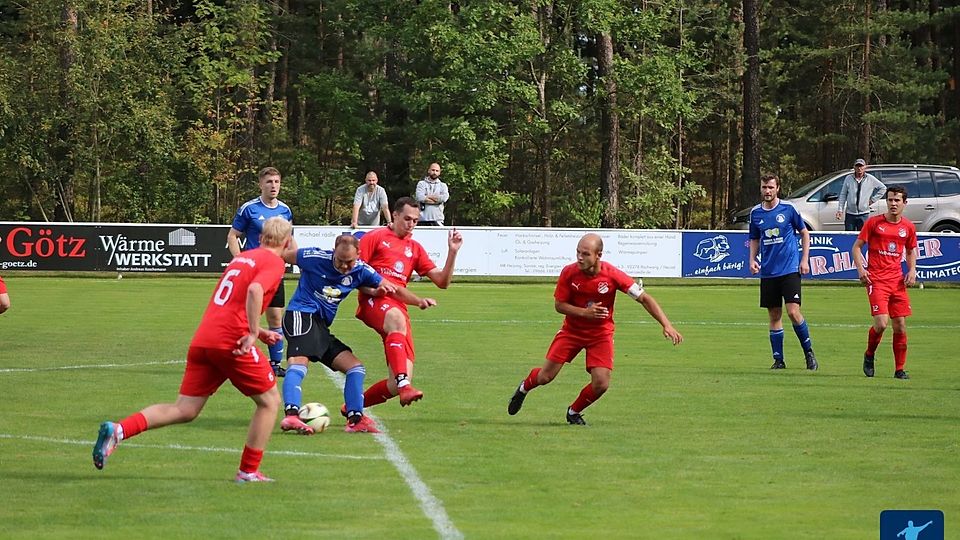 Nach nur einer Woche ist der zuhause gewinnende TSV Königstein (in Rot) zurück am "Platz an der Sonne", liessen doch die beiden punktgleichen Konkurrenten unerwartet Federn.