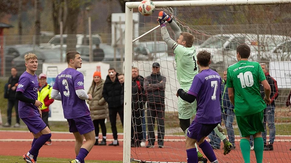 Oberaltings Keeper musste gegen Moorenweis (grüne Trikots) dreimal hinter sich greifen.