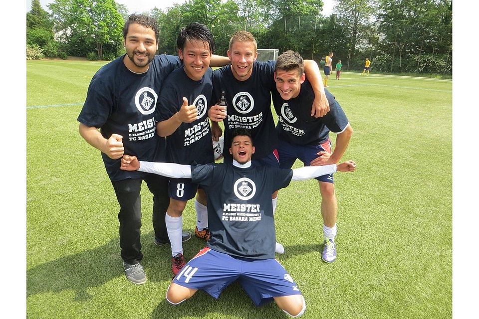 Der FC Basara Mainz ist Meister der C-Klasse Ost I. Es freuen sich Atasoy Celebi, Takuya Hidaka, Sebastian Dahl, Andreas Gericks (hinten von rechts nach links) und Amine Ajrhaou (vorne). Foto: Marth