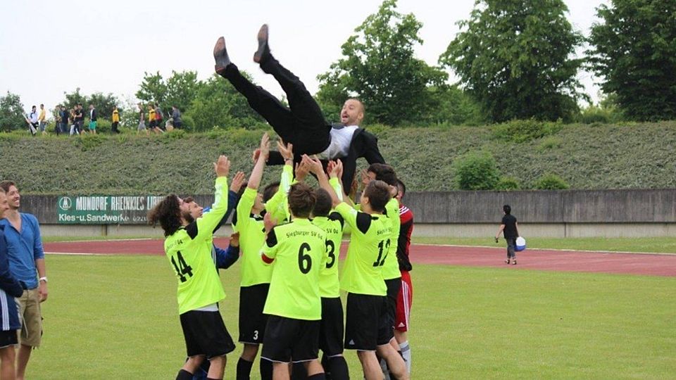 SSV Siegburg Spieler lassen ihren neugestylten Coach Bastian Wittenius  hochleben.  Foto: Benjamin Hilt