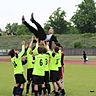 SSV Siegburg Spieler lassen ihren neugestylten Coach Bastian Wittenius  hochleben.  Foto: Benjamin Hilt