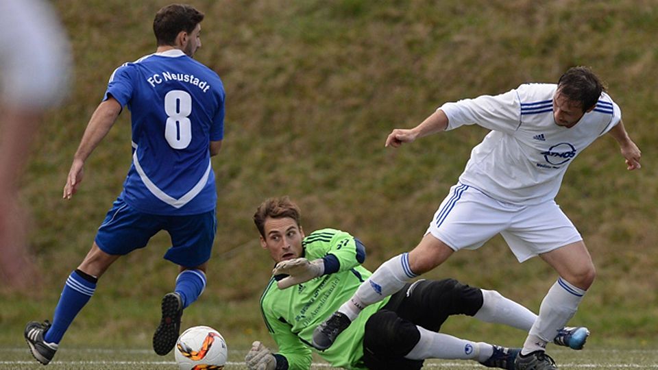 Der Lenzkircher Matthias Haas (rechts) ist auch ohne Ball ein Stürmer mit Torriecher. Doch in dieser Szene findet er in Neustadts Schlussmann Florian Hofmann seinen Meister.   | Foto: Seeger