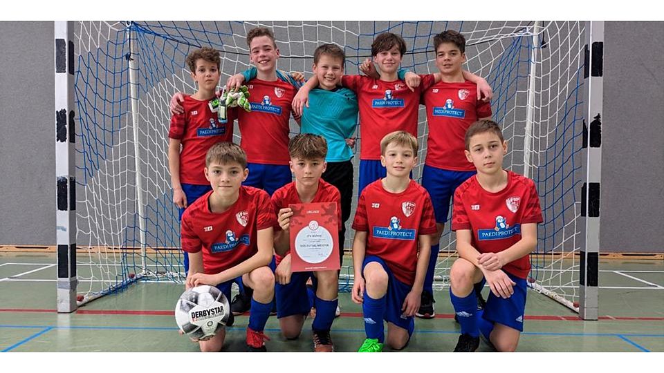  Die D-Junioren des JFV Alsfeld holen bei der Hallen-Regionalmeisterschaft den zweiten Platz. Hintere Reihe, von links: Felix Kaiser, Malte Becker, Florian Stein, Dan Braun und Damjan Mhili sowie vorne (v. li.): Kalle Lotz, Carl Schick, Jakob Schmidt und Sebastian Lange. (© Michael Lotz) 