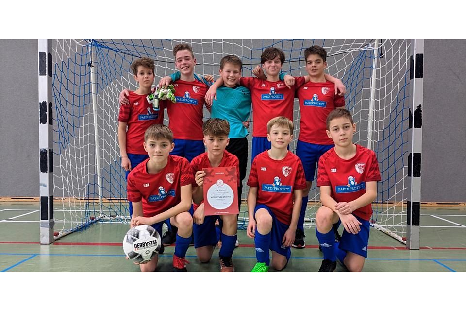  Die D-Junioren des JFV Alsfeld holen bei der Hallen-Regionalmeisterschaft den zweiten Platz. Hintere Reihe, von links: Felix Kaiser, Malte Becker, Florian Stein, Dan Braun und Damjan Mhili sowie vorne (v. li.): Kalle Lotz, Carl Schick, Jakob Schmidt und Sebastian Lange. (© Michael Lotz) 