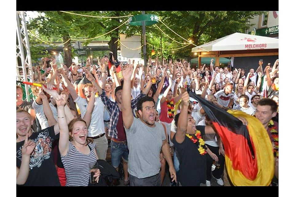 Auch Gießen feiert den Halbfinaleeinzug der deutschen Fußballer in Brasilien. Hier im Melchiors. Foto: Wißner