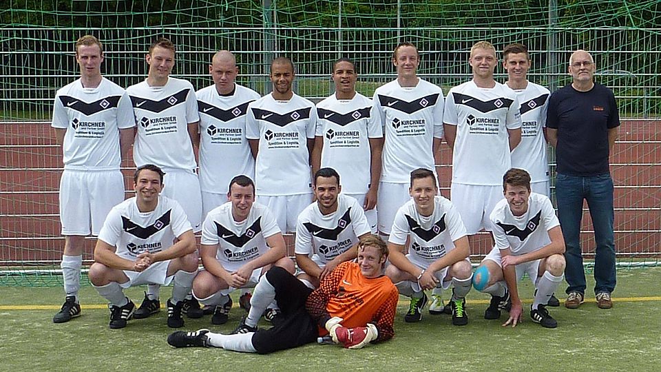 Bejubeln den Aufstieg in die B-Liga: Die Gruppenliga-Reserve des FC Bierstadt. Foto: privat