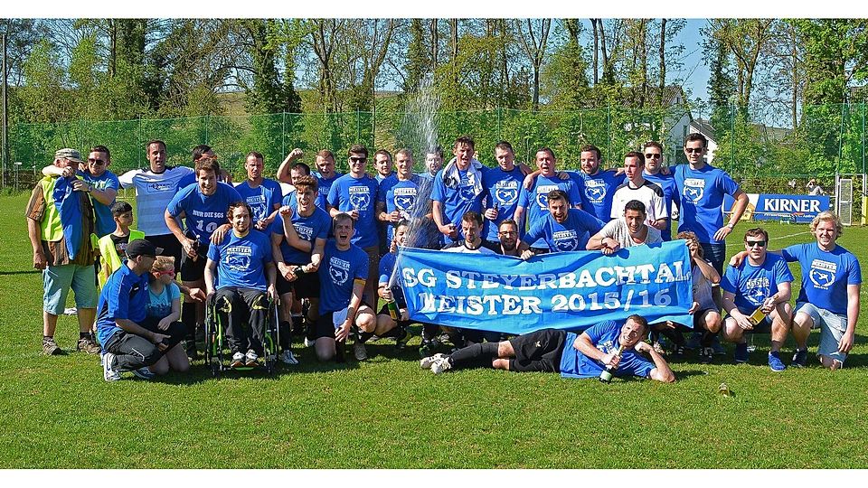 Meister in Blau: Die SG Steyerbachtal feiert den Titel in der B-Klasse Kreuznach-Ost.	Foto: Dirk Waidner