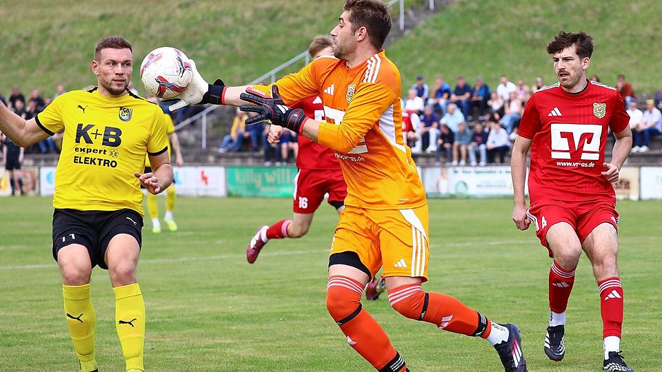Die folgenschwere Szene: Hahnbachs Keeper Patrick Stiegler knickte hier mit dem Knie weg und verletzte sich schwer.