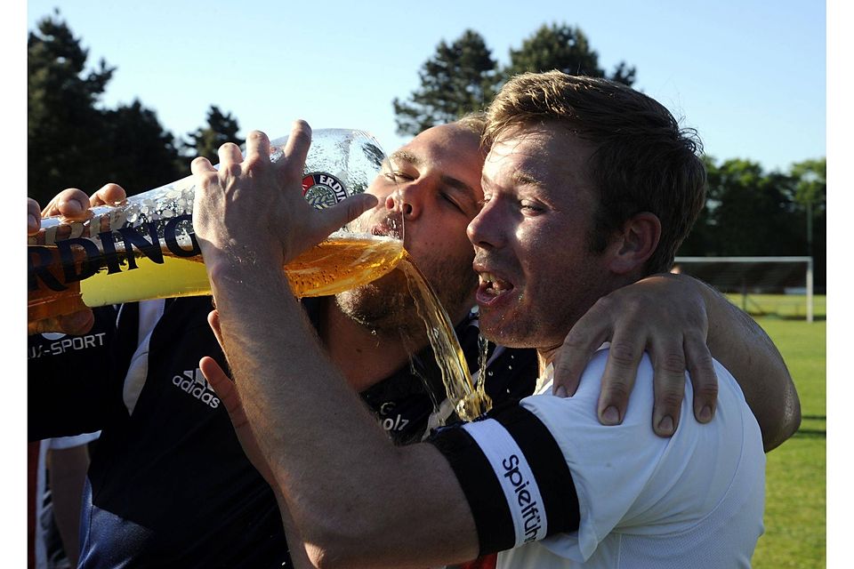Norman Schröder und Lukas ney von der TSG Nordholz II feiern den Gewinn des NZ-Pokals. In die neue Saison startet der Wettbewerb am 3. September. Foto Scheschonka