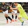 Bei der Endrunde um die schwäbische Futsal-Meisterschaft in Günzburg lief Alexander Günter (vorne) im Trikot des BSK Olympia Neugablonz auf und wurde – wieder einmal – zum besten Spieler des Turniers gewählt.	F.: Walter Brugger