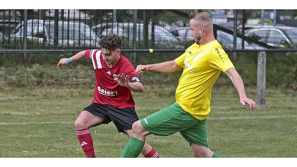 Sascha Schäfer (r.) und der TSV Eibach wähnen sich nach ihren Siegen über die SG Dietzhölztal und die SG Roth/Simmersbach am Drücker. In dieser Szene trifft Schäfer auf Marlon Schulz von der Sinn/Hörbach. © Lorenz Pietzsch