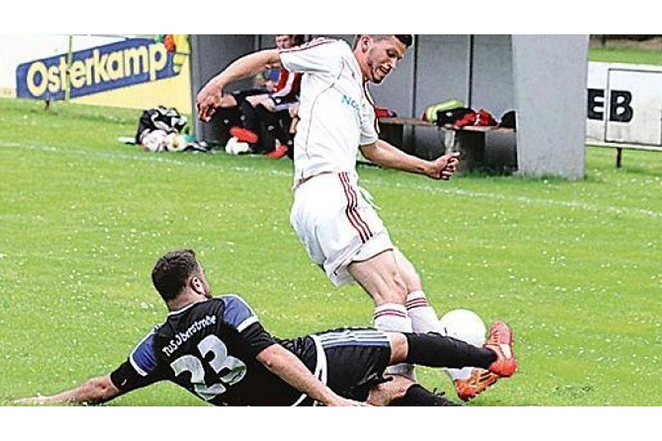 Schenkten sich nichts: Der Heidmühler FC (weiß) und der TuS Obenstrohe Friedhelm Müller-Düring