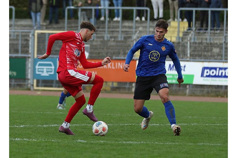 Zu wenig Durchschlagskraft: Wormatias Offensivreihe um Joker Niklas Meyer (rotes Trikot), hier im Heimspiel in Aktion gegen Marcel Wingender (TuS Koblenz), blieb in Karbach blass.	Foto: Christine Dirigo/pakalski-press