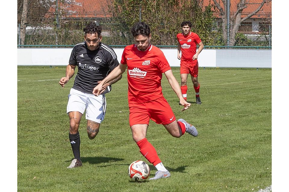 Eine umstrittene Ampelkarte sah Florian Auburger (r.) zwölf Minuten vor Schluss. Anschließend kassierten die Berger noch zwei Gegentreffer.