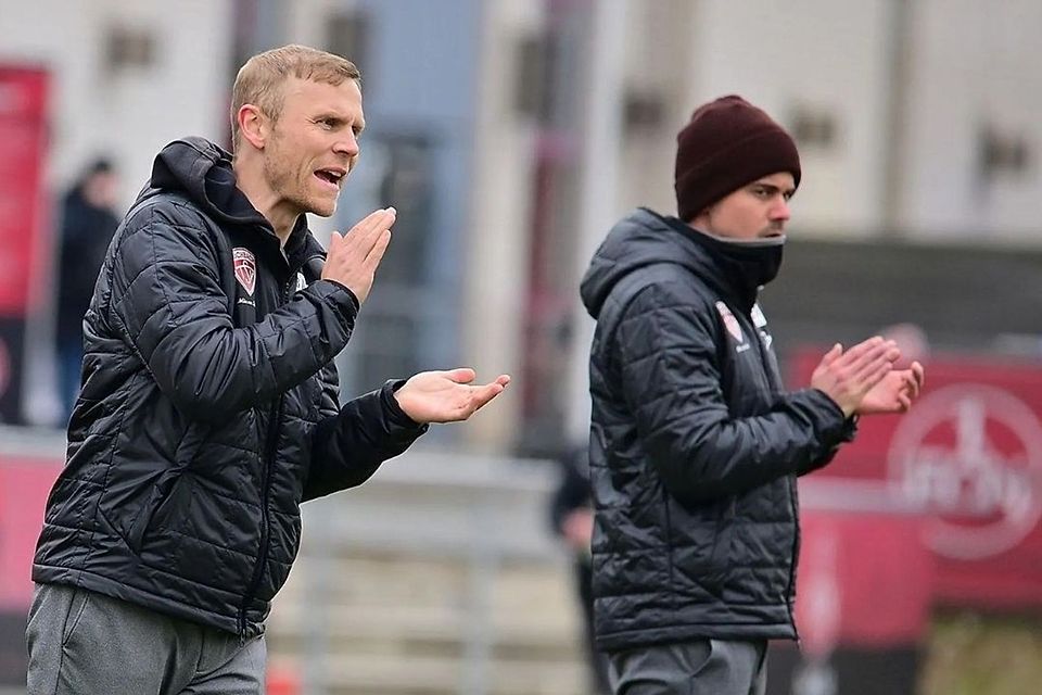 Nehmen auf der Torwartposition einen Wechsel vor: Buchbachs Trainerduo Andreas Bichlmaier (links) und Marcel Thallinger. Nehmen auf der Torwartposition einen Wechsel vor: Buchbachs Trainerduo Andreas Bichlmaier (links) und Marcel Thallinger.