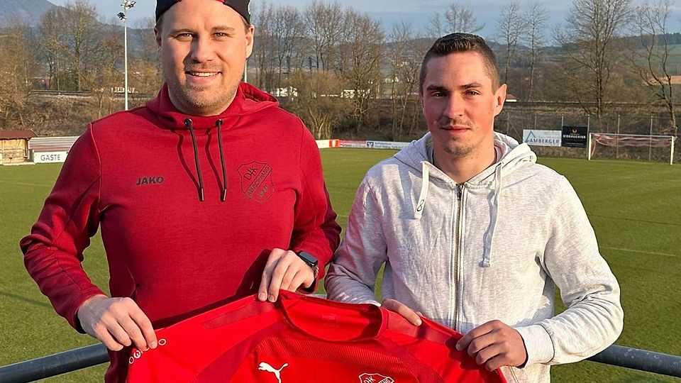 Abteilungsleiter Lukas Riedl (links) begrüßt die neue Offensivkraft Dominik Hutter bei der DJK Arnschwang.