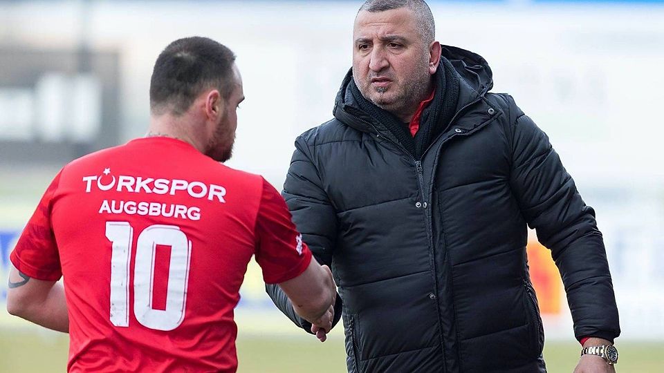 Coach Servet Bozdag (re.) schaffte nach anfänglichen Startschwierigkeiten gemeinsam mit Fatih Baydemir (li.) & Co. den Aufschwung bei Türkspor Augsburg.