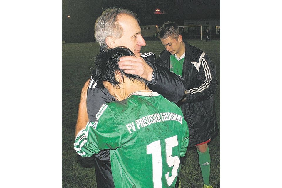 Inniges Verhältnis: Mit Preussens Trainer Obran Marjanovic verstand sich der Japaner sehr gut. Foto: Ulrich Gelmroth