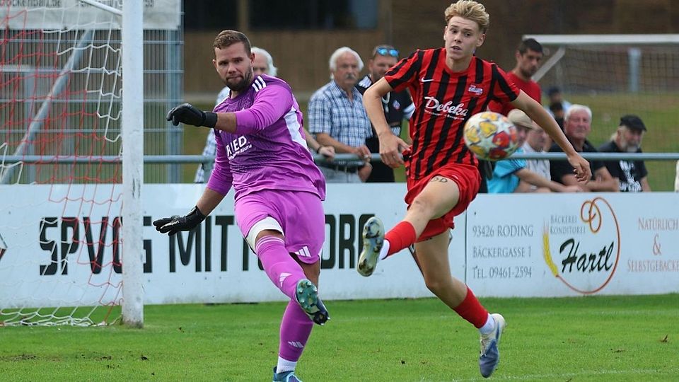 Keeper Josef Jurasi und die SpVgg Mitterdorf duellieren sich im Spitzenspiel mit der SG Schloßberg.